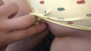 Riproduci Veramente! la figlia del mio amico mi chiede di guardare la figa. la prima volta prende un cazzo in mano e in bocca (parte 1)