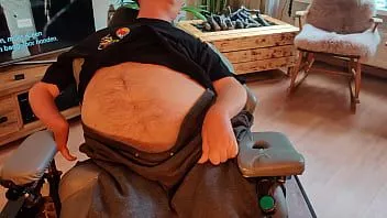 Riproduci Un uomo disabile in sedia a rotelle si fa fare un pompino dalla sua amichevole vicina milf