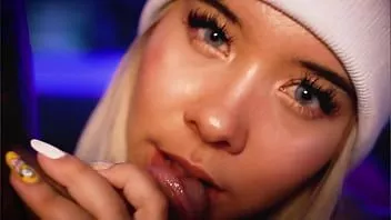 Redare Muie sexy de la o frumoasă blondă columbiană foarte aproape de cameră