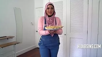تشغيل الفتاة السمينه المحجبة تعرض عذريتها على طبق - بوف