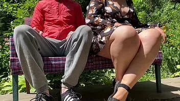 Abspielen Milf gibt mir goldenen Nektar im Park