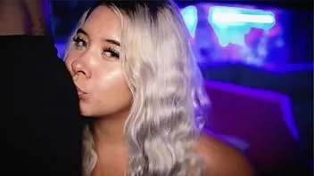 Redare O blondă dolofană sexy cu o față angelică vrea să suge penisul unchiului ei