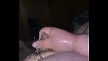 تشغيل الشوب وقحة يتبول و cums في جميع أنحاء نفسه