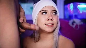 Abspielen Mollige Blondine liebt den Schwanz ihres Stiefbruders