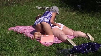 播放 在户外拥有大屁股的女同志尝试多功能性玩具。得到快乐后，女朋友们和裸体的爪子一起在空地上晒日光浴。