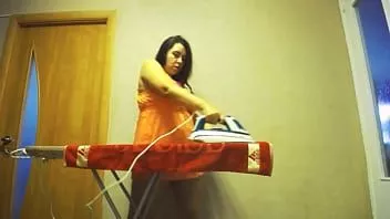 play Gospodină sălbatică îi place să calce hainele goale