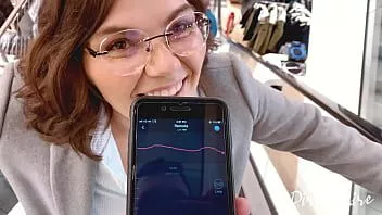 play 更衣室でのフェラ-モールでの買い物は大騒ぎ-彼女は公共の場で私の精液を飲み込む
