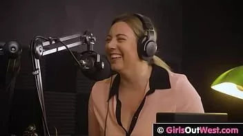 Redare Fată dolofană și bustină linge păsărică și fundul păros în studio