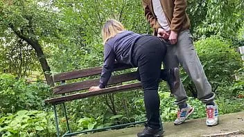Redare Cum pe o milf cu fundul mare în blugi în parc