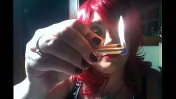 Riproduci Bbw rossa tina snua accende i fiammiferi mentre fuma 3 sigarette di sughero