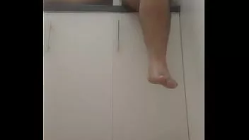 Putar Vaibhav tersentak & cums sambil duduk di meja rias kamar mandi