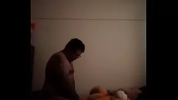 play Vaibhav meniduri boneka teddy besar dalam kegelapan