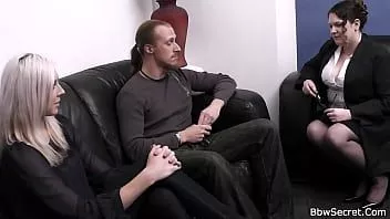 play Soțul o înșeală pe soție cu o cățea bustină