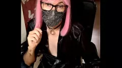 Riproduci Sissy paffuta matura in calze a rete e calze si bagna e si masturba