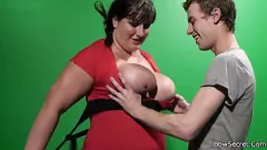 Oynat busty tombul esmer hile karşılaşmasında büyük horoz tarafından sürülmüş alır