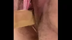 Odtwórz Pulchna MILF zadowala się dildem w koronkowych majtkach