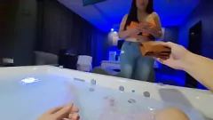 Jouer Rencontre dans le jacuzzi classée X de Motel Maid : pipe latina et creampie !