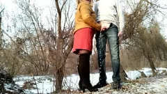 play MILF المتعرج يعطي اللسان العام أثناء ارتداء جوارب طويلة