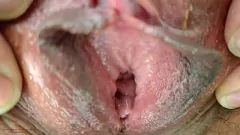 play Mollige blonde milf onthult haar harige kutje in erotische ontmoeting