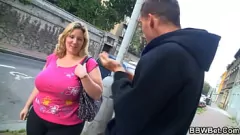play Mollige blonde met enorme kont zuigt en rijdt enorme pik
