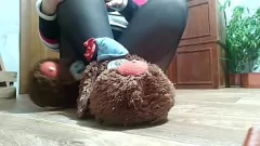 تشغيل Mirvvy MILF يحصل على شقي: استمناء تحت جوارب طويلة وسراويل داخلية