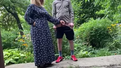 Jouer Fétisan MILF en plein air: Chubby BBW aide un étranger pipi, action de pisse incluse