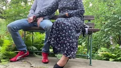 Putar MILF cum-crazed memuaskan dirinya di luar ruangan dengan handjob
