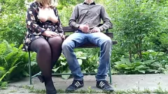 Jouer Sexe public extérieur: Chubby MILF obtient une bonne branche de Big Cock dans le parc