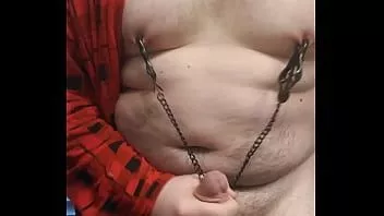 تشغيل الصبي السمين فرك الديك أي اللعب مع الحلمة المشابك