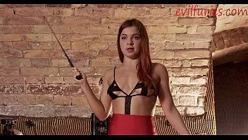 Reproducir La amante roja reparte un duro castigo.